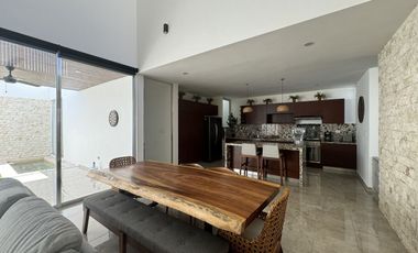 CASA EN VENTA AMUEBLADA Y DE 1 PISO EN PRIVADA EL ORIGEN XCANATÚN, MÉRIDA .