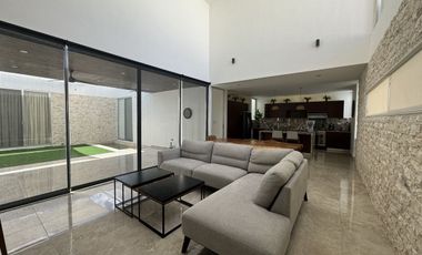 CASA EN VENTA AMUEBLADA Y DE 1 PISO EN PRIVADA EL ORIGEN XCANATÚN, MÉRIDA .