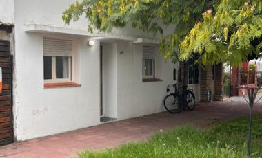 Casa en venta - 3 Dormitorios 1 Baño - 187Mts2 - Miramar