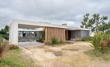Casa en venta en Pinamar. Barrio Ecuestre