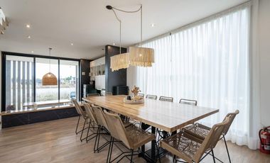 Casa en Barrio Ecuestre – Frente a la laguna. Piscina climatizada y terraza de 100 m²