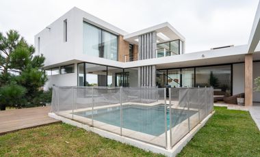 Casa en venta en Pinamar. Barrio Ecuestre