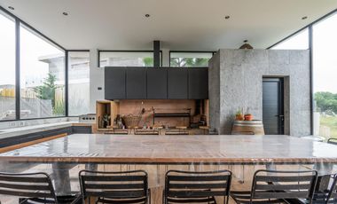 Casa en Barrio Ecuestre – Frente a la laguna. Piscina climatizada y terraza de 100 m²