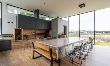 Casa en venta en Pinamar. Barrio Ecuestre