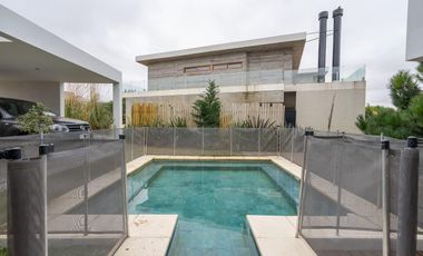 Casa en Barrio Ecuestre – Frente a la laguna. Piscina climatizada y terraza de 100 m²