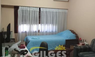 Venta de CHalet 5 Amb. en 2 Ptas. S/L 8.66x25M²,   en Ramos Mejia - Muy Buen Estado