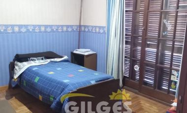 Venta de CHalet 5 Amb. en 2 Ptas. S/L 8.66x25M²,   en Ramos Mejia - Muy Buen Estado