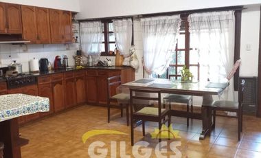 Venta de CHalet 5 Amb. en 2 Ptas. S/L 8.66x25M²,   en Ramos Mejia - Muy Buen Estado
