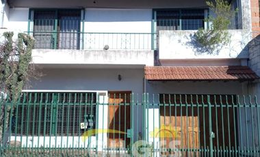 Venta de CHalet 5 Amb. en 2 Ptas. S/L 8.66x25M²,   en Ramos Mejia - Muy Buen Estado