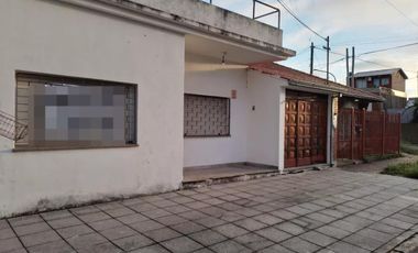 Casa en venta - 3 Dormitorios 2 Baños - Cochera - 223Mts2 - Quilmes