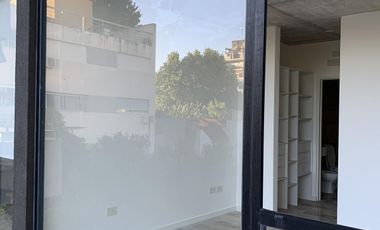 Lindísimo departamento en piso 3ro. amplio 2 ambientes con balcón aterrazado y cochera