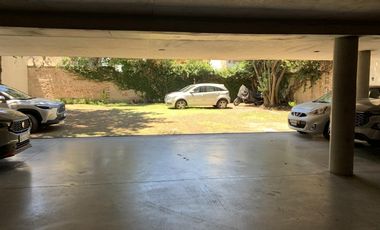 Lindísimo departamento en piso 3ro. amplio 2 ambientes con balcón aterrazado y cochera