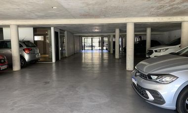 Lindísimo departamento en piso 3ro. amplio 2 ambientes con balcón aterrazado y cochera
