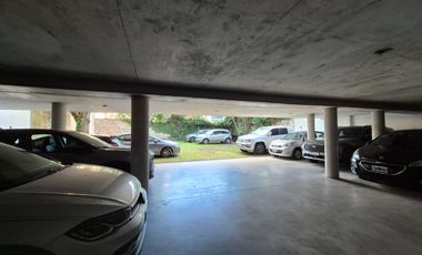 Lindísimo departamento en piso 3ro. amplio 2 ambientes con balcón aterrazado y cochera