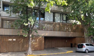 Lindísimo departamento en piso 3ro. amplio 2 ambientes con balcón aterrazado y cochera