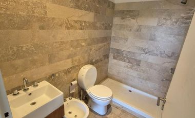 Lindísimo departamento en piso 3ro. amplio 2 ambientes con balcón aterrazado y cochera