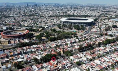 Local en Renta frente al estadio Jalisco y plaza de toros