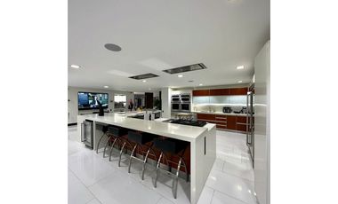 VENTA de mansión en Las Palmas con piscina, Poblado. Pedido $14.000