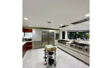 VENTA de mansión en Las Palmas con piscina, Poblado. Pedido $14.000