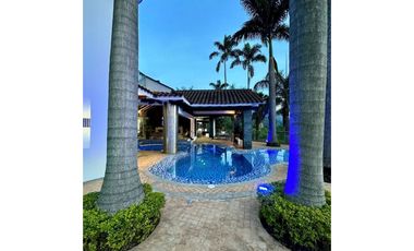 VENTA de mansión en Las Palmas con piscina, Poblado. Pedido $14.000