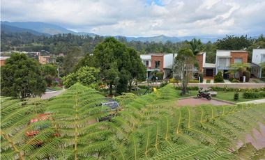 Venta casa de 230 m2 en conjunto cerrado en el Retiro.