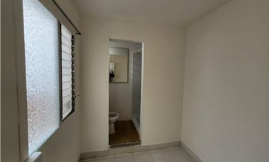 Arrienda casa primer piso  con parqueadero -Estadio