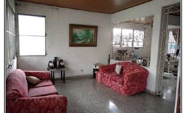 CASA EN PARQUE LEFEVRE CON EXTENSO METRAJE  4REC 3B 967M2
