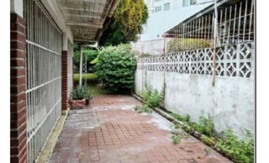 CASA EN PARQUE LEFEVRE CON EXTENSO METRAJE  4REC 3B 967M2
