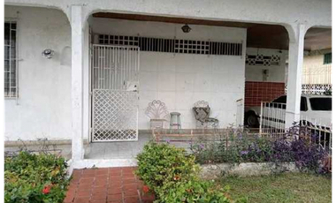 CASA EN PARQUE LEFEVRE CON EXTENSO METRAJE  4REC 3B 967M2