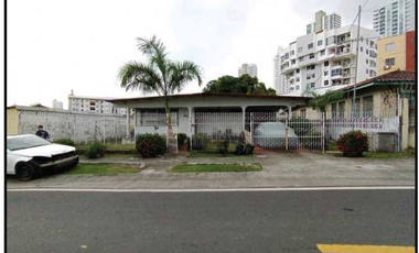CASA EN PARQUE LEFEVRE CON EXTENSO METRAJE  4REC 3B 967M2