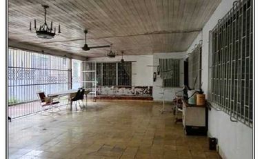 CASA EN PARQUE LEFEVRE CON EXTENSO METRAJE  4REC 3B 967M2