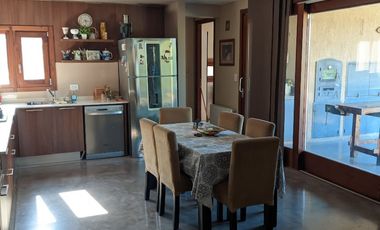 VENTA - Puerto Roldán - 3 dormitorios con GALERIA, COCHERA DOBLE, PILETA y HERMOSO JARDÍN.