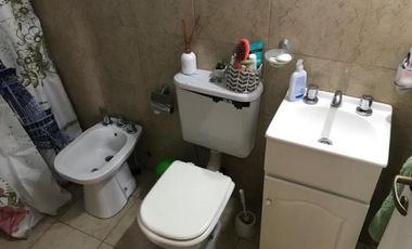DEPARTAMENTO MONOAMBIENTE AMPLIO EN EDIFICI DE 3 PLANTAS