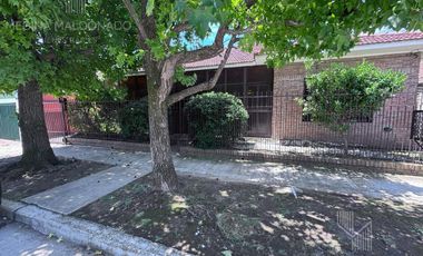 Venta-Casa Chalet de 6 Ambientes - Berazategui Centro