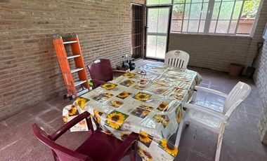 Venta-Casa Chalet de 6 Ambientes - Berazategui Centro