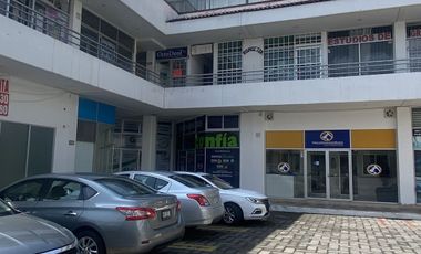 Venta local o consultorio, en plaza comercial. Centro de San Pedro Cholula