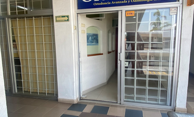Venta local o consultorio, en plaza comercial. Centro de San Pedro Cholula