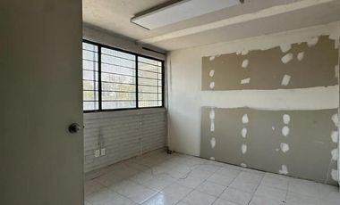 Bodega con local y oficinas a pie de calle sobre Rio San Joaquín