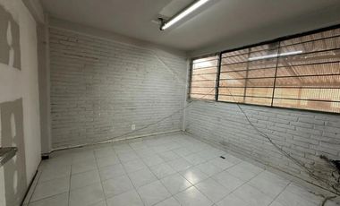 Bodega con local y oficinas a pie de calle sobre Rio San Joaquín
