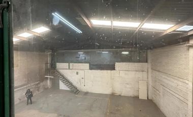 Bodega con local y oficinas a pie de calle sobre Rio San Joaquín