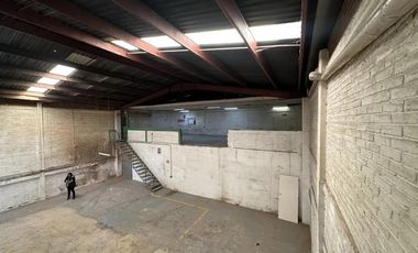 Bodega con local y oficinas a pie de calle sobre Rio San Joaquín
