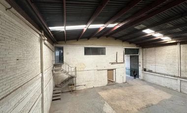 Bodega con local y oficinas a pie de calle sobre Rio San Joaquín