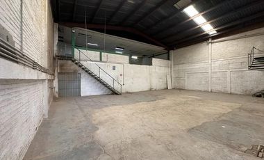 Bodega con local y oficinas a pie de calle sobre Rio San Joaquín