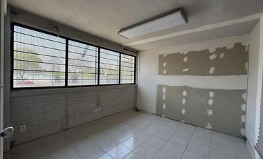 Bodega con local y oficinas a pie de calle sobre Rio San Joaquín