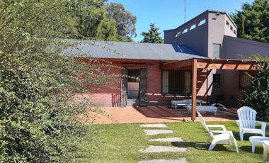 Casa en venta - 3 Dormitorios 2 Baños 2 Cocheras - 4392 mts2 - Abasto