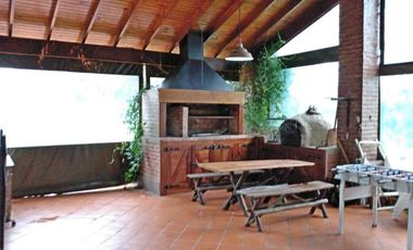 Casa en venta - 3 Dormitorios 2 Baños 2 Cocheras - 4392 mts2 - Abasto