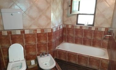 Casa en venta - 3 Dormitorios 2 Baños 2 Cocheras - 4392 mts2 - Abasto