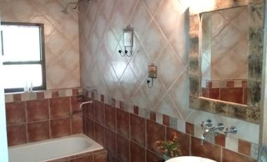 Casa en venta - 3 Dormitorios 2 Baños 2 Cocheras - 4392 mts2 - Abasto