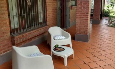 Casa en venta - 3 Dormitorios 2 Baños 2 Cocheras - 4392 mts2 - Abasto
