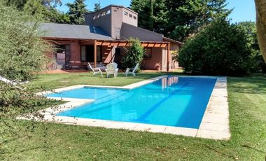 Casa en venta - 3 Dormitorios 2 Baños 2 Cocheras - 4392 mts2 - Abasto
